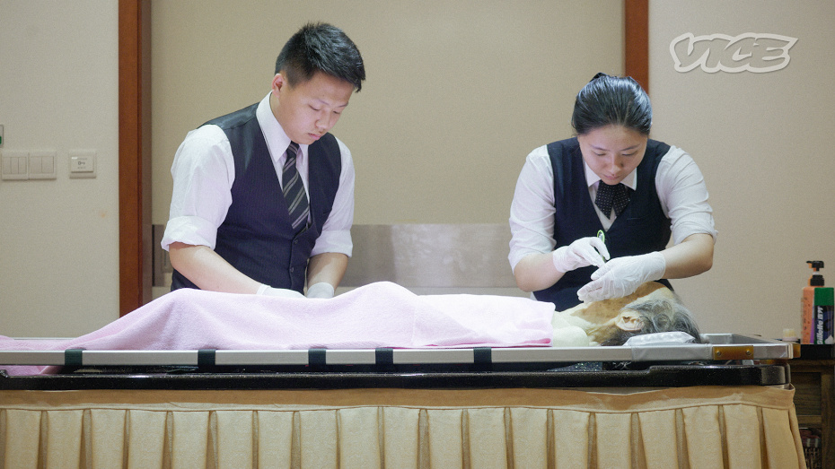 中国入殓师的生活:高尚or晦气?